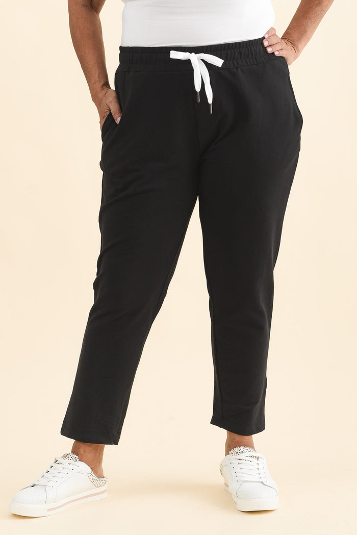 Lobby Black Cotton Relaxed Sweatpants,Brunette model,alt text|model:Pilita
