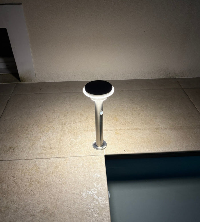 Borne Led solaire GENOVA - Détecteur de mouvements - 3 modes d'éclairage 100 à 1000 lumens - Lumihome