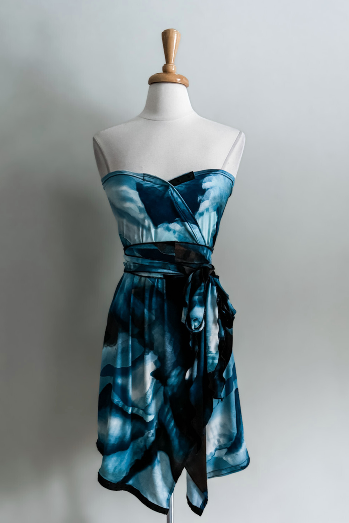 Sea Oasis print Carry-on Cozy with a matching sash on a mannequin against a plain background