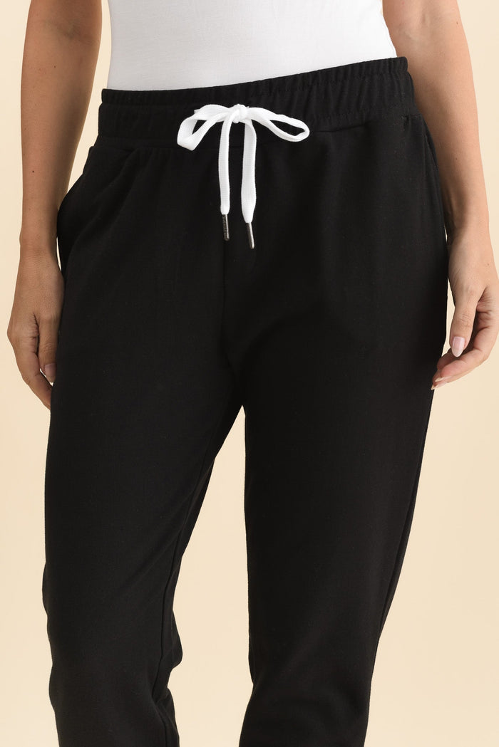 Lobby Black Cotton Relaxed Sweatpants,Brunette model,alt text|model:MJ