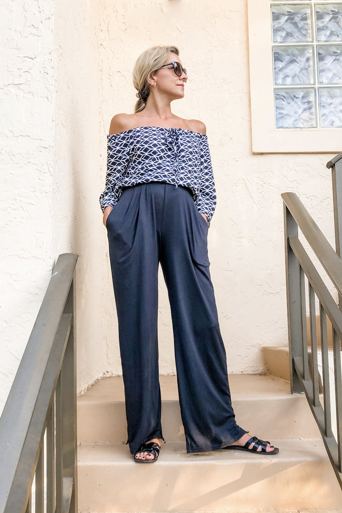 Pocket Pants in Black colour worn as wide-leg style
