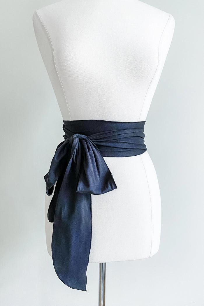 Diane Kroe - Scalloped Versatile Sash in Brazil Knit (Black Brazil)