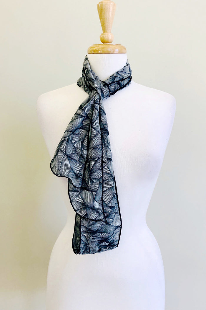 Diane Kroe - Scalloped Versatile Sash in Shattered Print (Shattered Black and White)